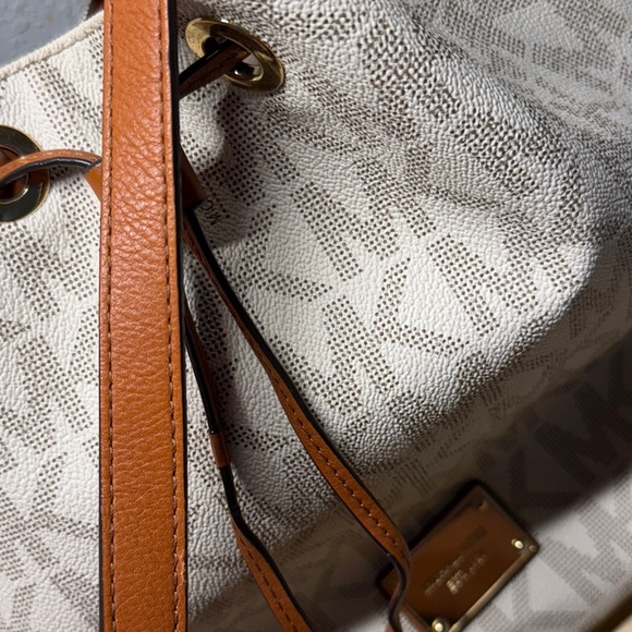 Michael Kors Jules drawstring Shoulder Bag - Picture 8 of 16